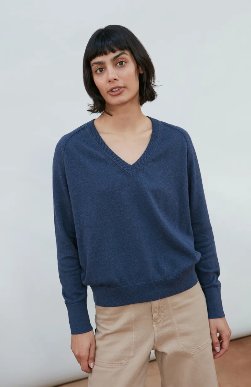 Leichter Damen-Pullover aus Baumwolle mit tiefem V-Ausschnitt