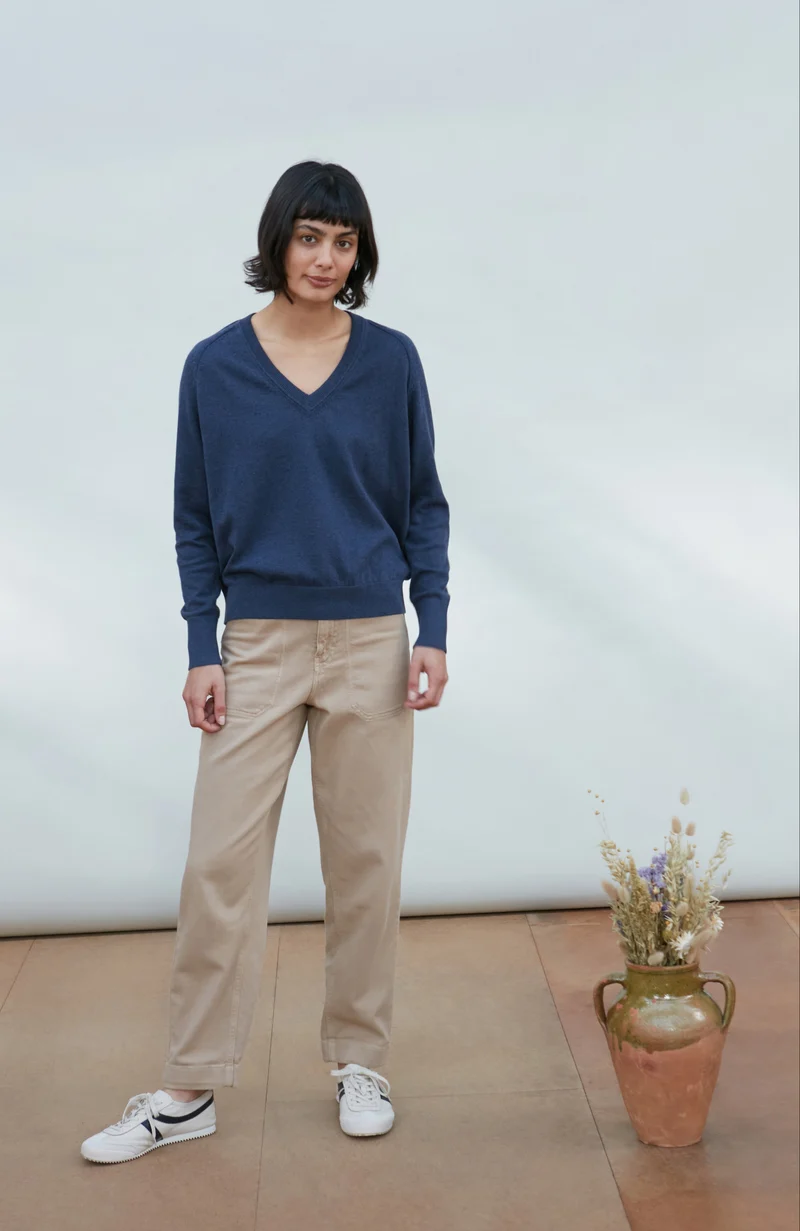 Leichter Damen-Pullover aus Baumwolle mit tiefem V-Ausschnitt