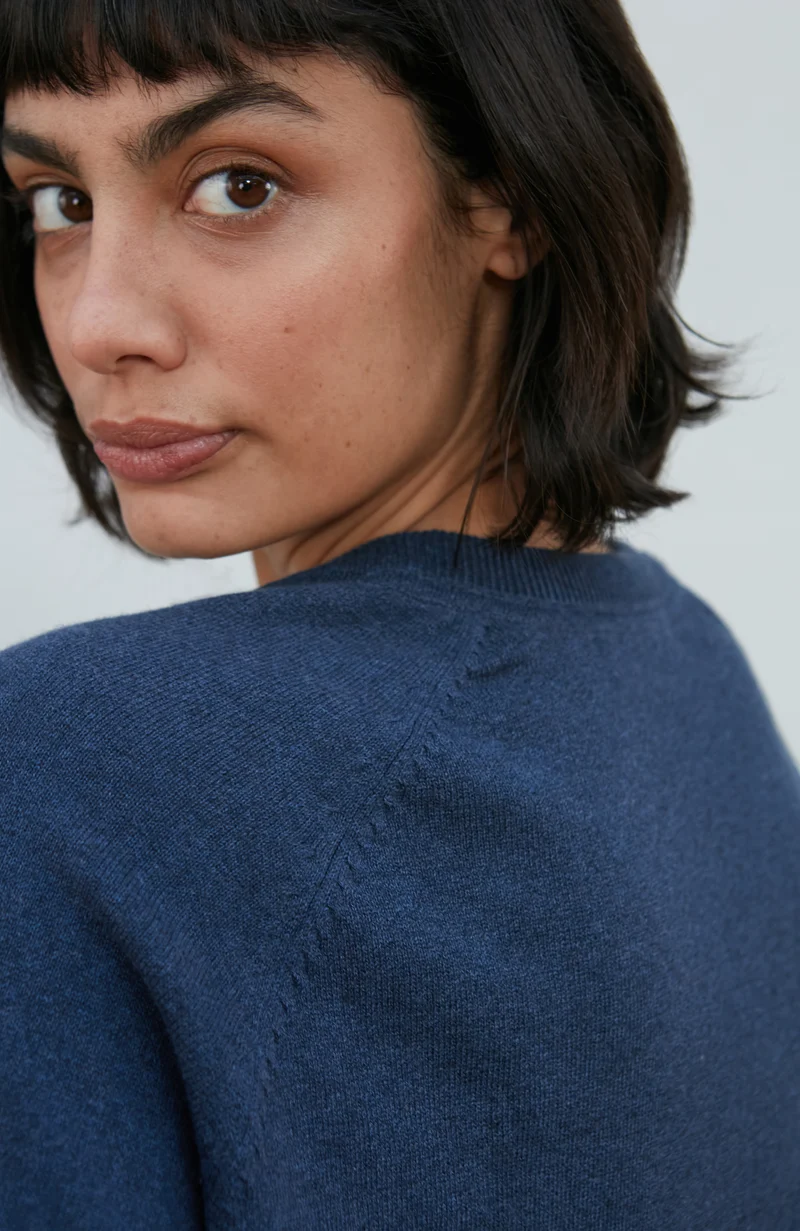Leichter Damen-Pullover aus Baumwolle mit tiefem V-Ausschnitt