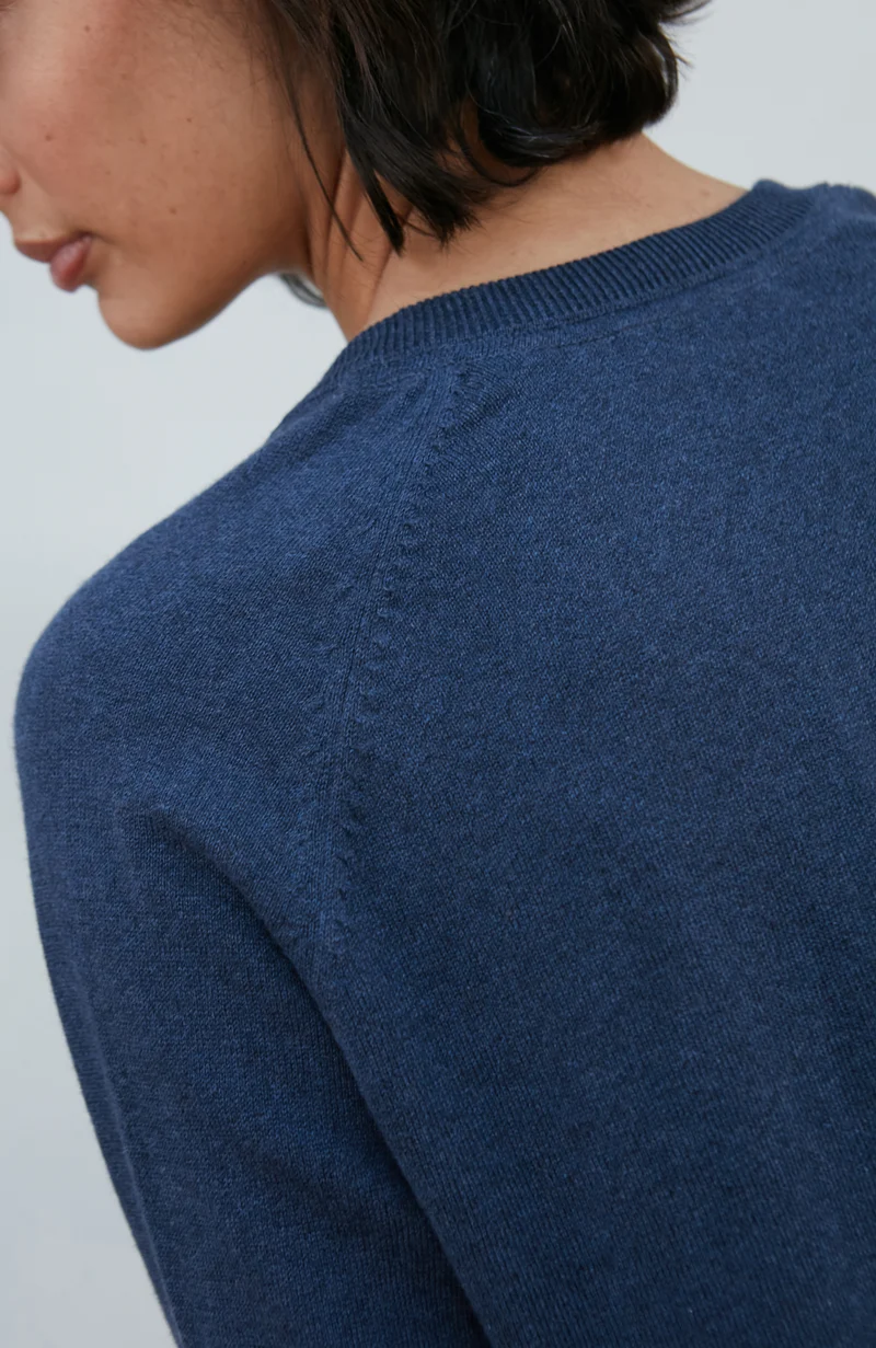 Leichter Damen-Pullover aus Baumwolle mit tiefem V-Ausschnitt