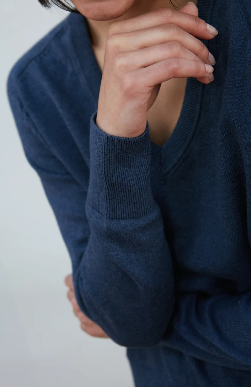 Leichter Damen-Pullover aus Baumwolle mit tiefem V-Ausschnitt
