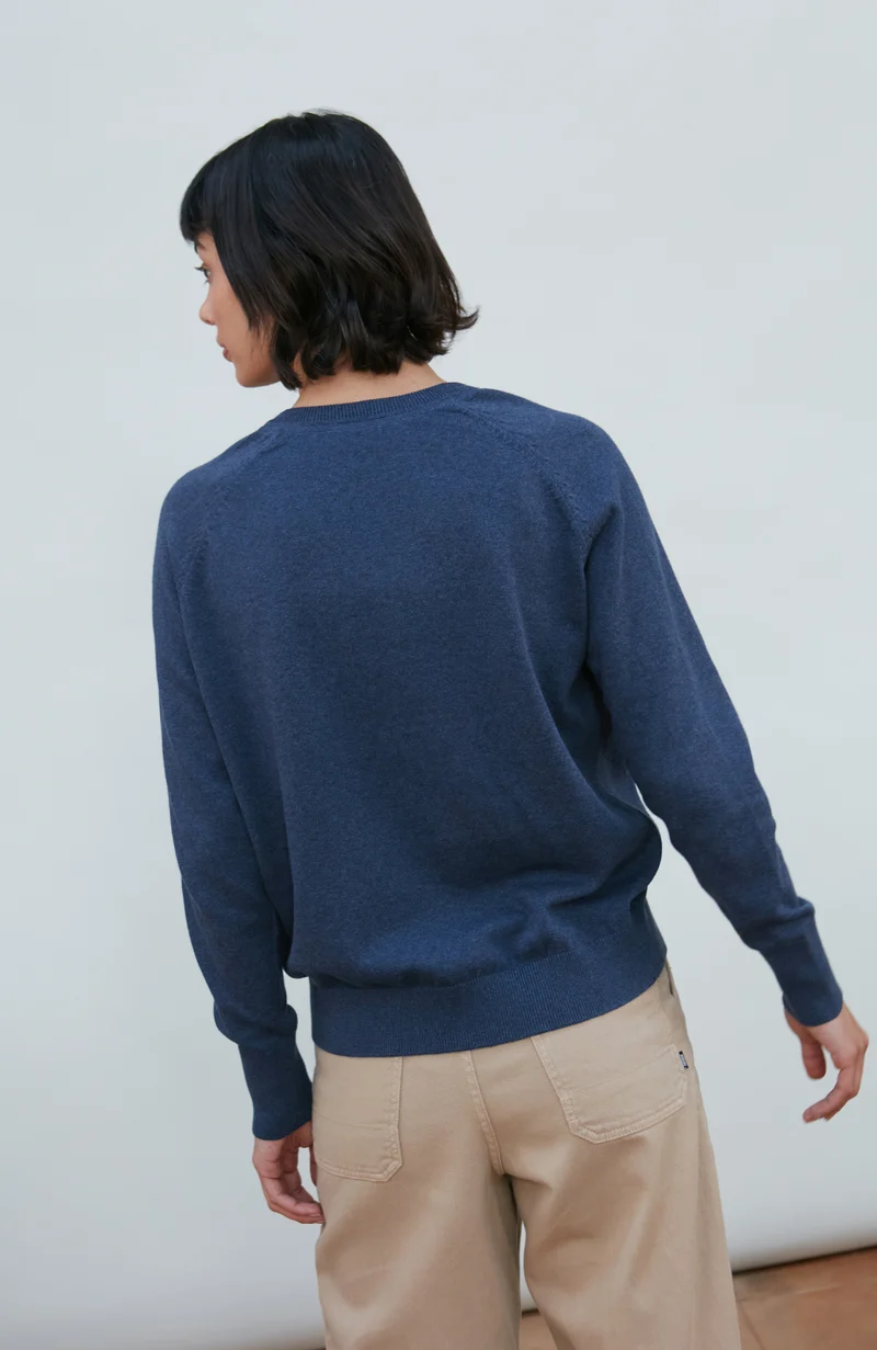 Leichter Damen-Pullover aus Baumwolle mit tiefem V-Ausschnitt