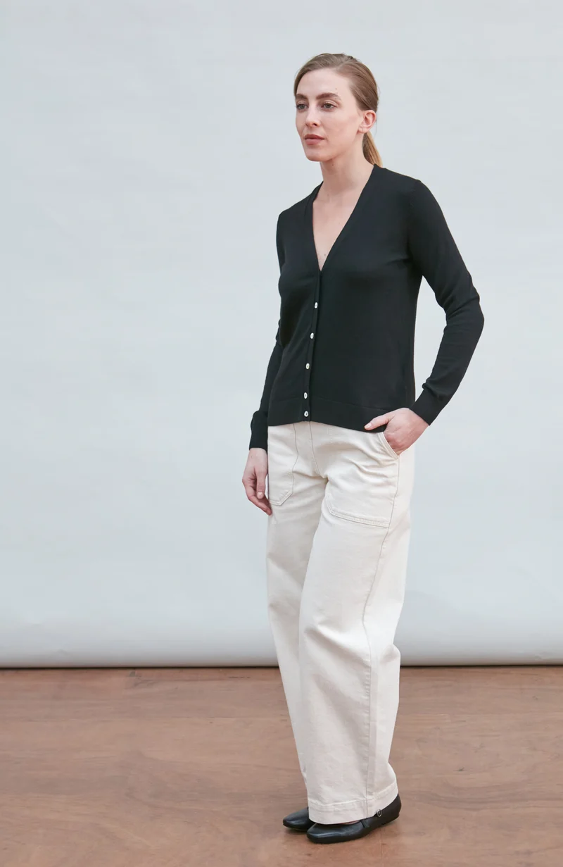 Damen-Cardigan aus 100 % extrafeiner Merinowolle mit V-Ausschnitt und langen Ärmeln