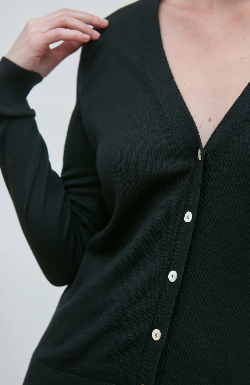 Damen-Cardigan aus 100 % extrafeiner Merinowolle mit V-Ausschnitt und langen Ärmeln
