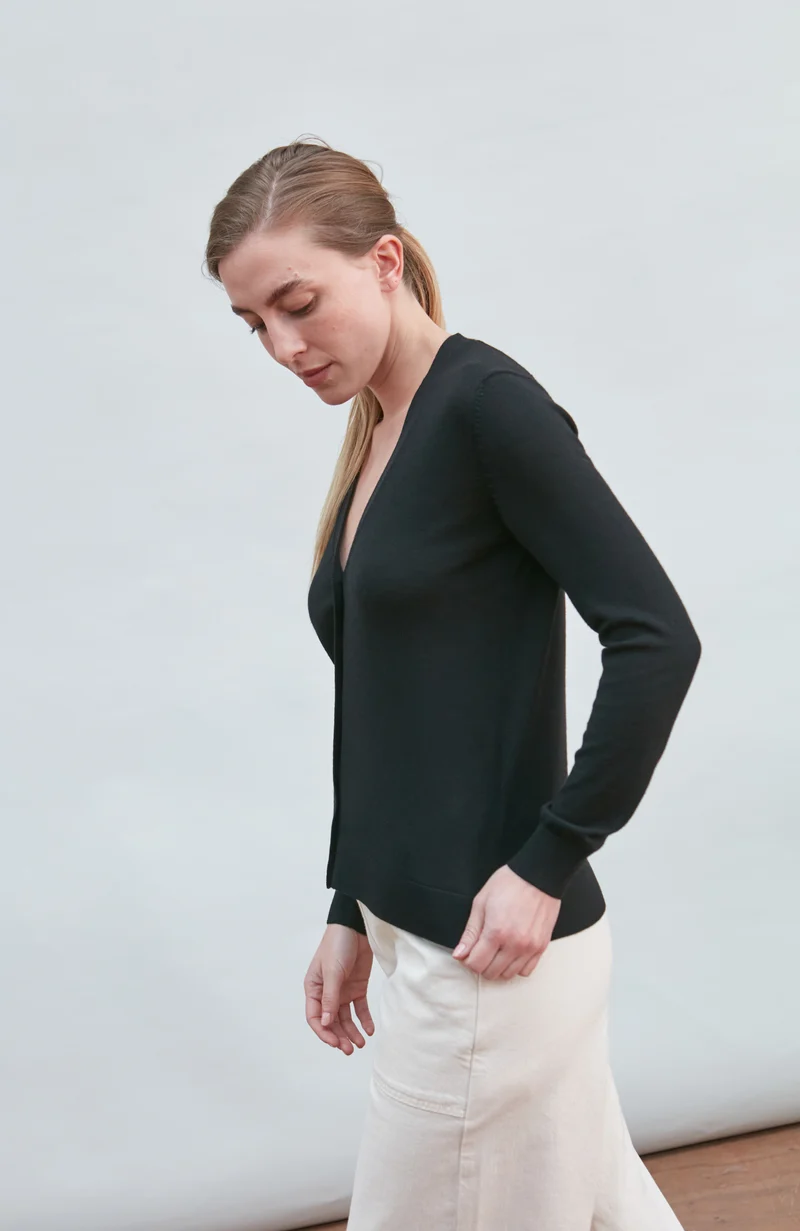 Damen-Cardigan aus 100 % extrafeiner Merinowolle mit V-Ausschnitt und langen Ärmeln