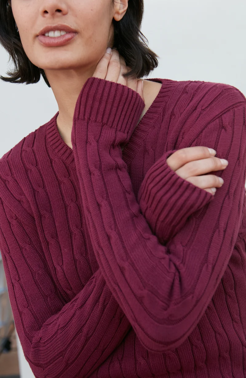 Damenpullover aus 100 % Baumwolle mit Zopfmuster und V-Ausschnitt