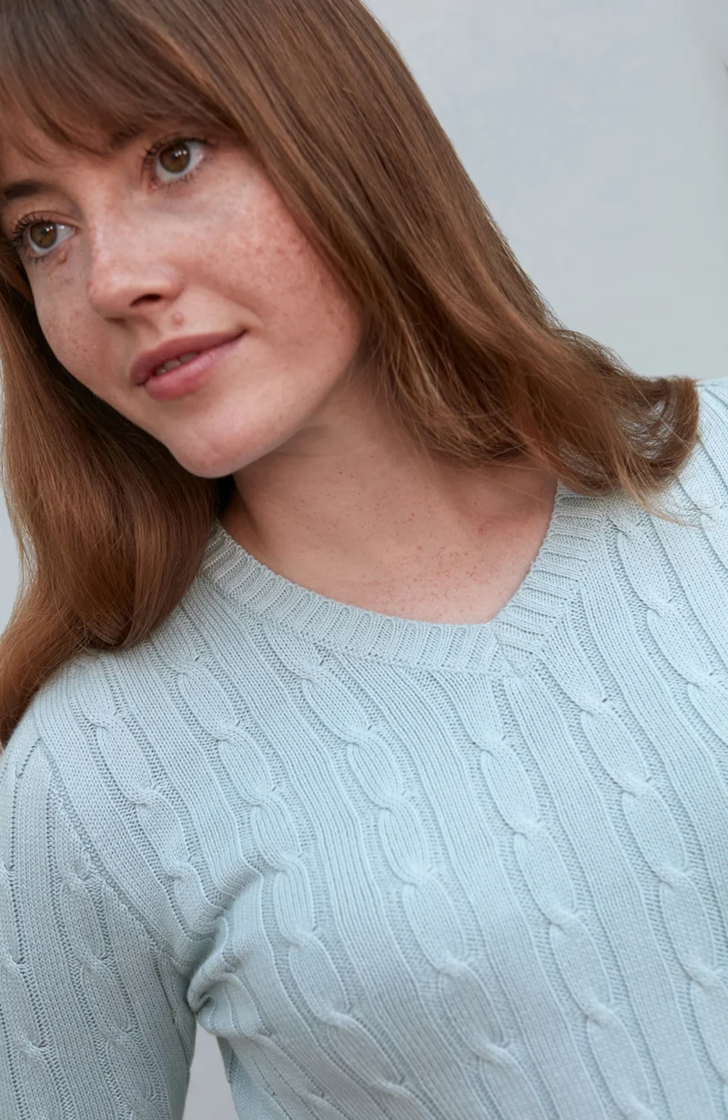 Damenpullover aus 100 % Baumwolle mit Zopfmuster und V-Ausschnitt