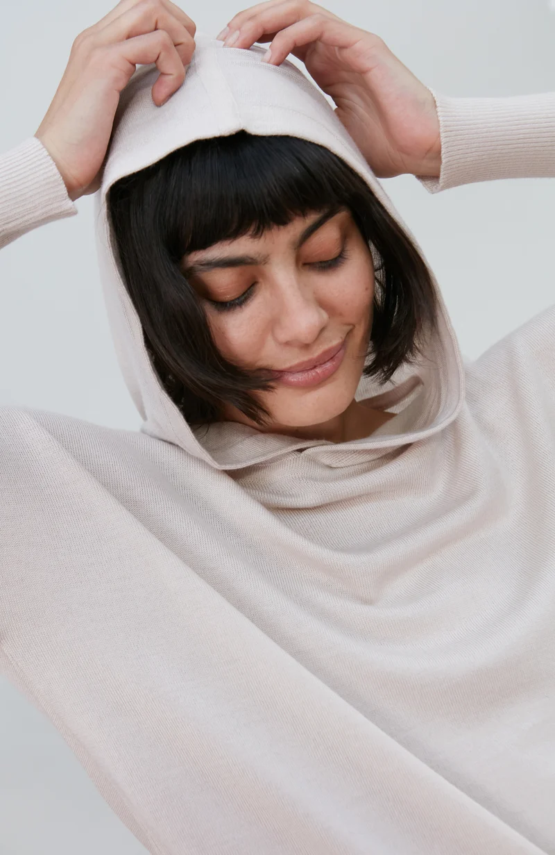 Damen-Pullover mit Kapuze aus reiner, extrafeiner Merinowolle mit entspannter Passform