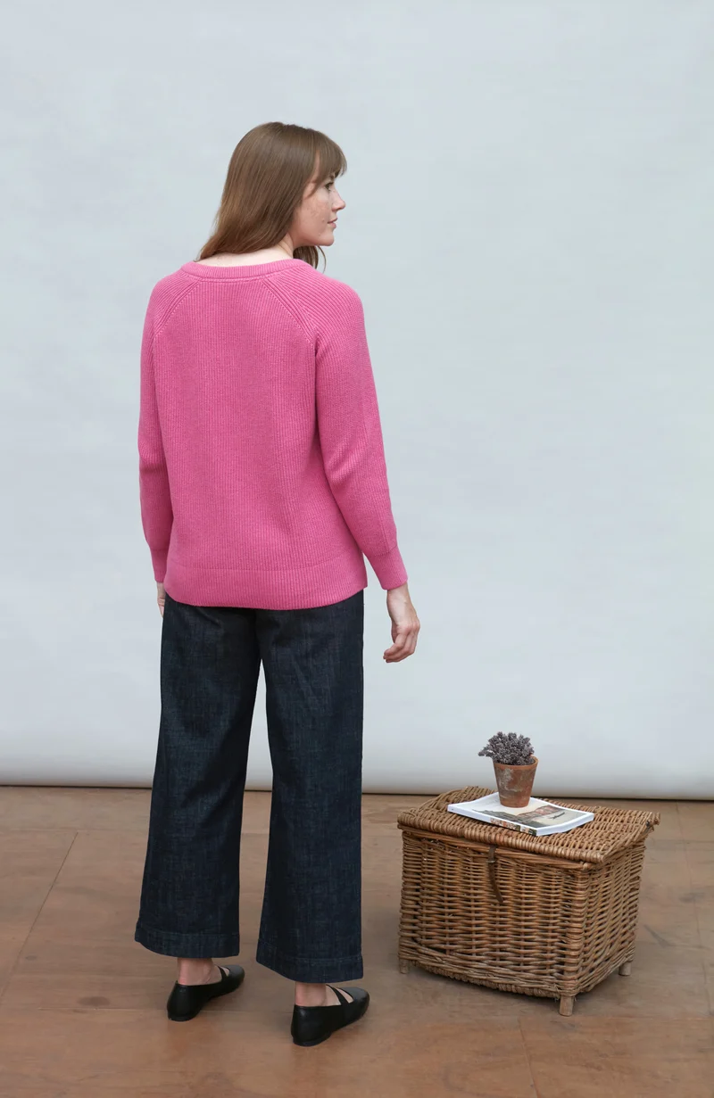 Gerippter Damenpullover mit V-Ausschnitt aus 100 % Baumwolle
