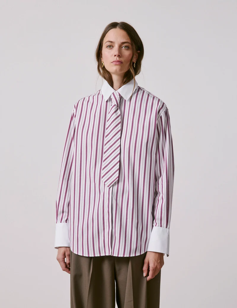 Chemise Naéline avec cravate amovible rayée bordeaux