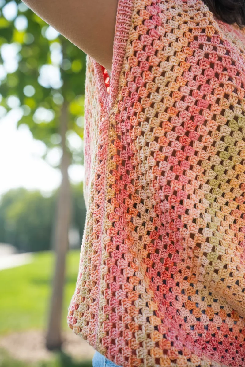 Häkelset Peach Granny Square Shirt