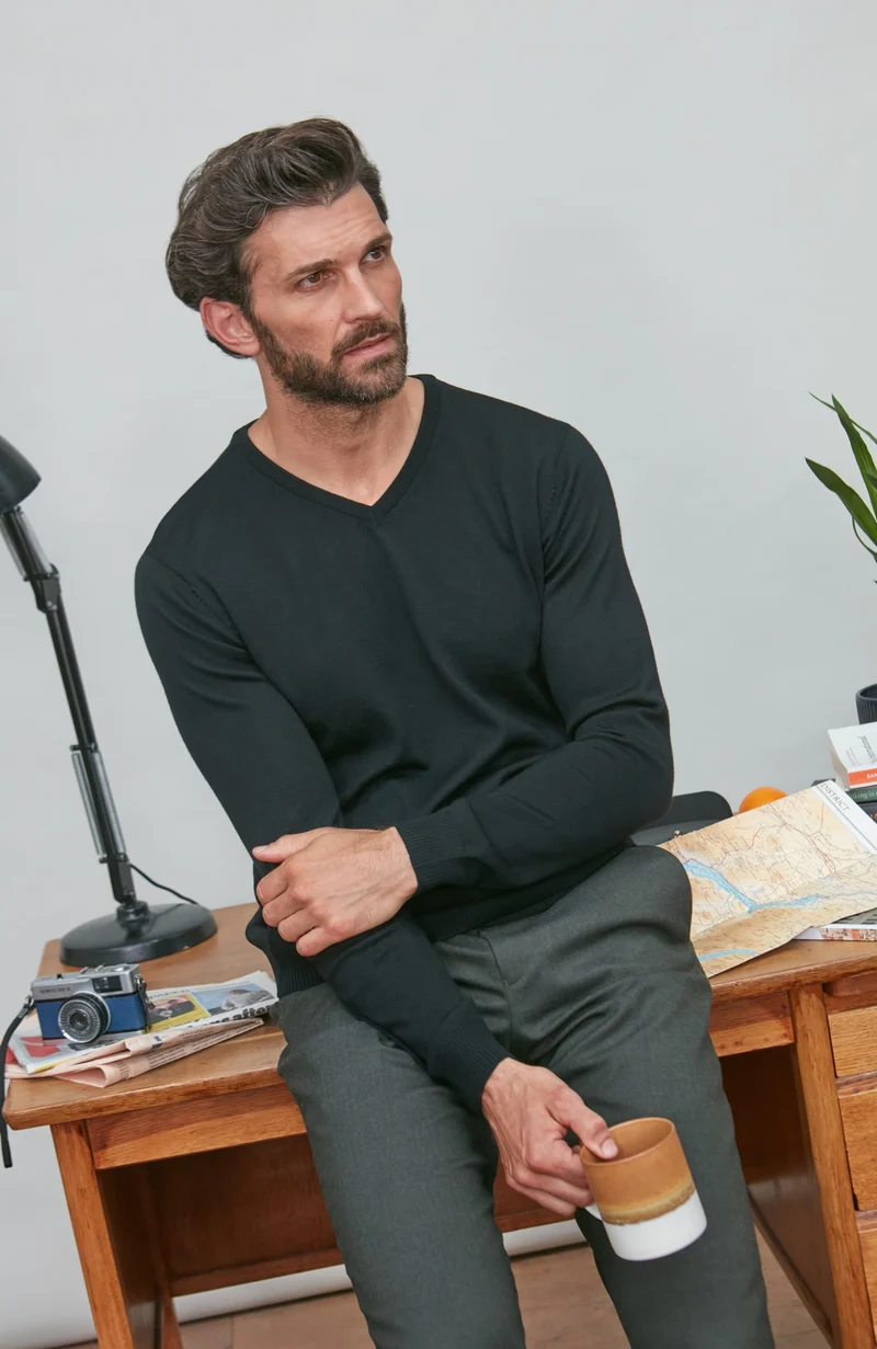 Extrafeiner Herren-Pullover aus Merinowolle mit V-Ausschnitt