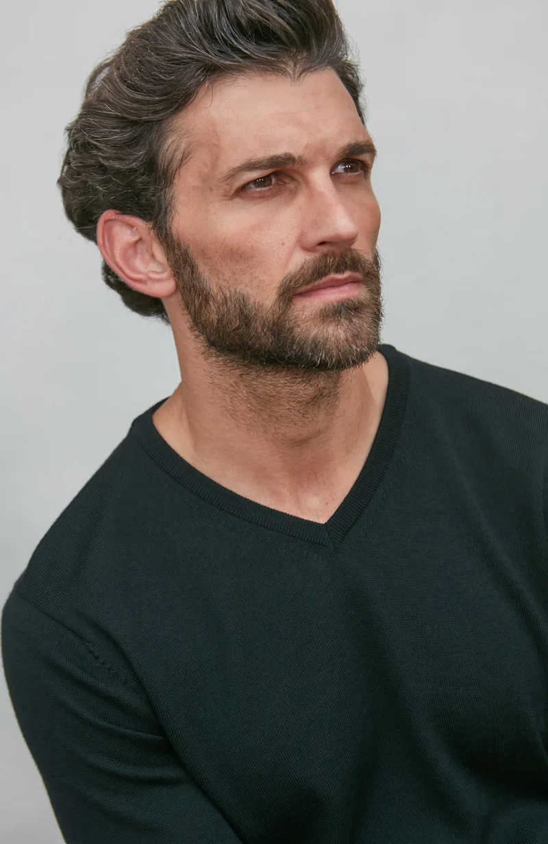 Extrafeiner Herren-Pullover aus Merinowolle mit V-Ausschnitt