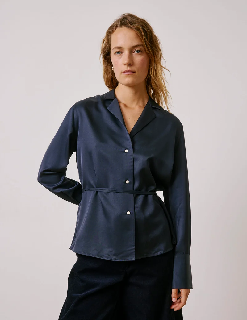 Chemise Paz bleue marine avec ceinture amovible