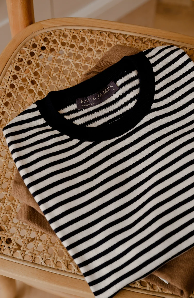 Herren-T-Shirt aus 100 % ultrafeiner Baumwolle, gestrickt, mit schmalen bretonischen Streifen