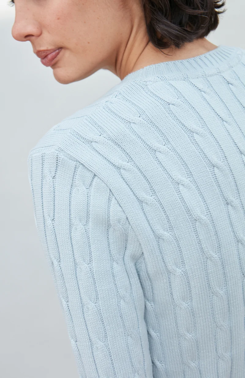 Damenpullover aus 100 % Baumwolle mit Rundhalsausschnitt und Zopfmuster