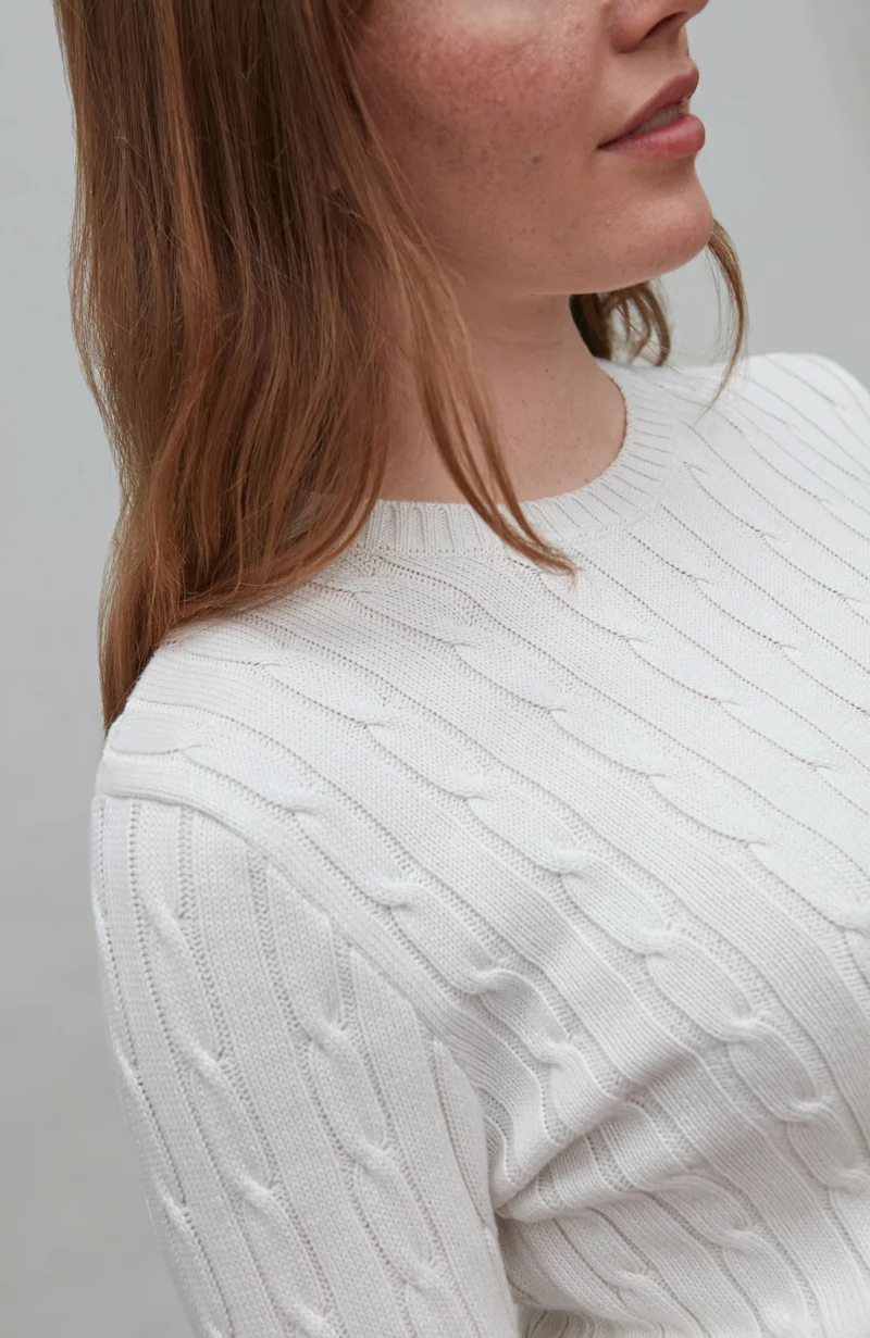 Damenpullover aus 100 % Baumwolle mit Rundhalsausschnitt und Zopfmuster