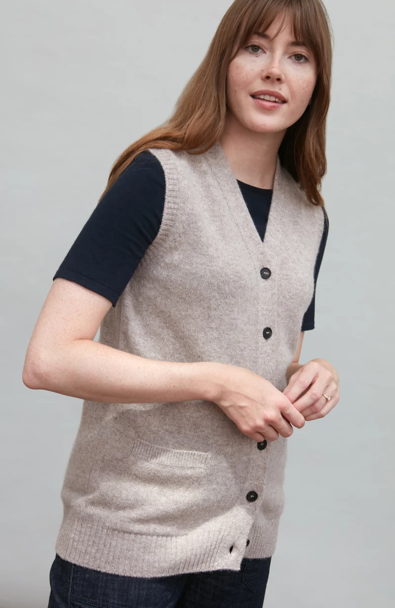 Damenweste aus 100 % Lammwolle mit V-Ausschnitt und Taschen
