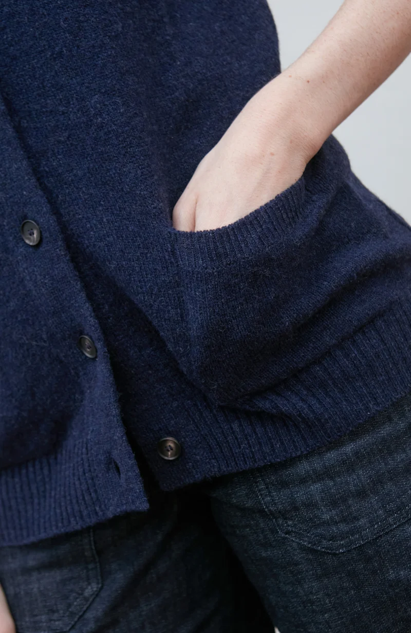 Damenweste aus 100 % Lammwolle mit V-Ausschnitt und Taschen