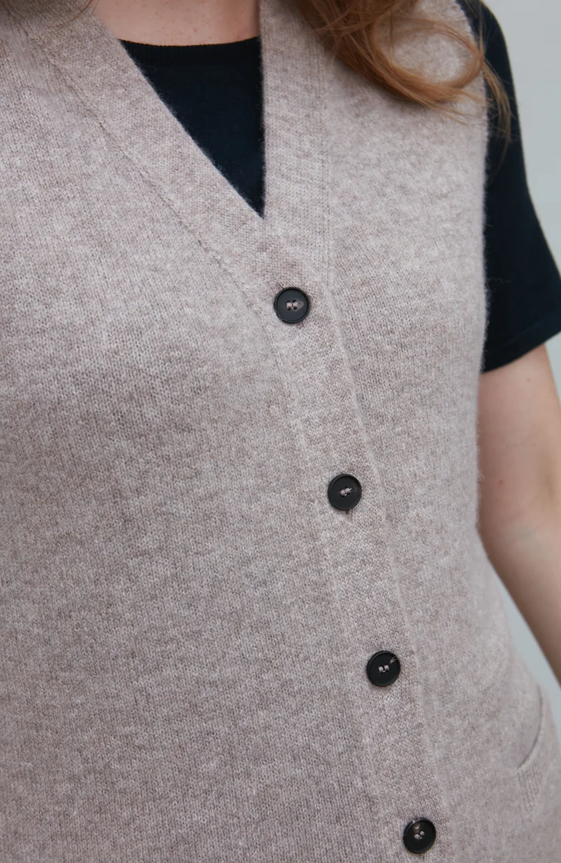 Damenweste aus 100 % Lammwolle mit V-Ausschnitt und Taschen