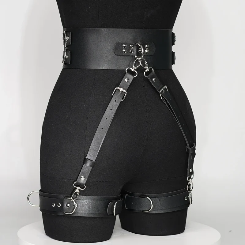 Sexy Harness Ketten BH Gürtel Damen Lack und Leder Fetisch Bdsm Bondage Dessous