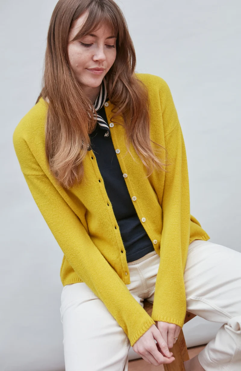 Mittelschwerer Damen-Cardigan mit Rundhalsausschnitt aus 100 % Lammwolle
