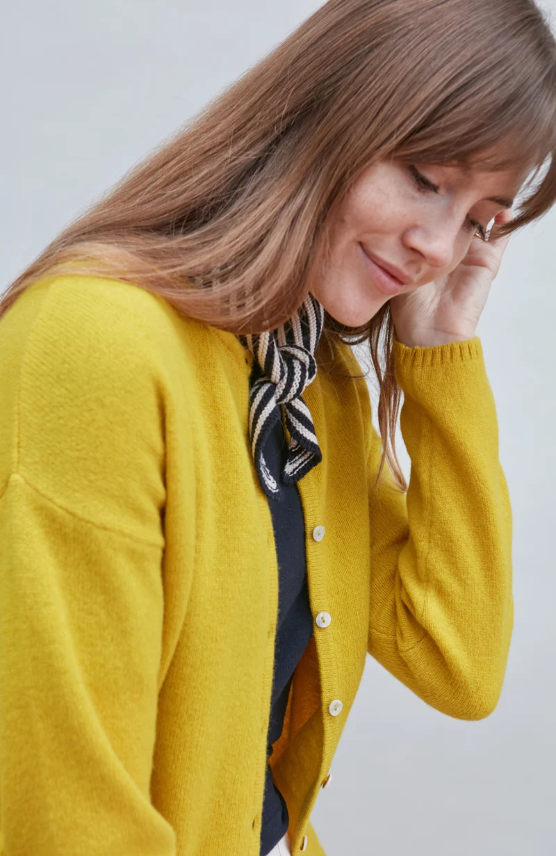 Mittelschwerer Damen-Cardigan mit Rundhalsausschnitt aus 100 % Lammwolle