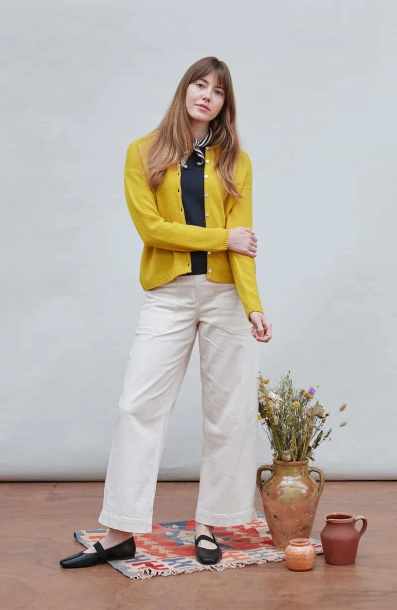 Mittelschwerer Damen-Cardigan mit Rundhalsausschnitt aus 100 % Lammwolle