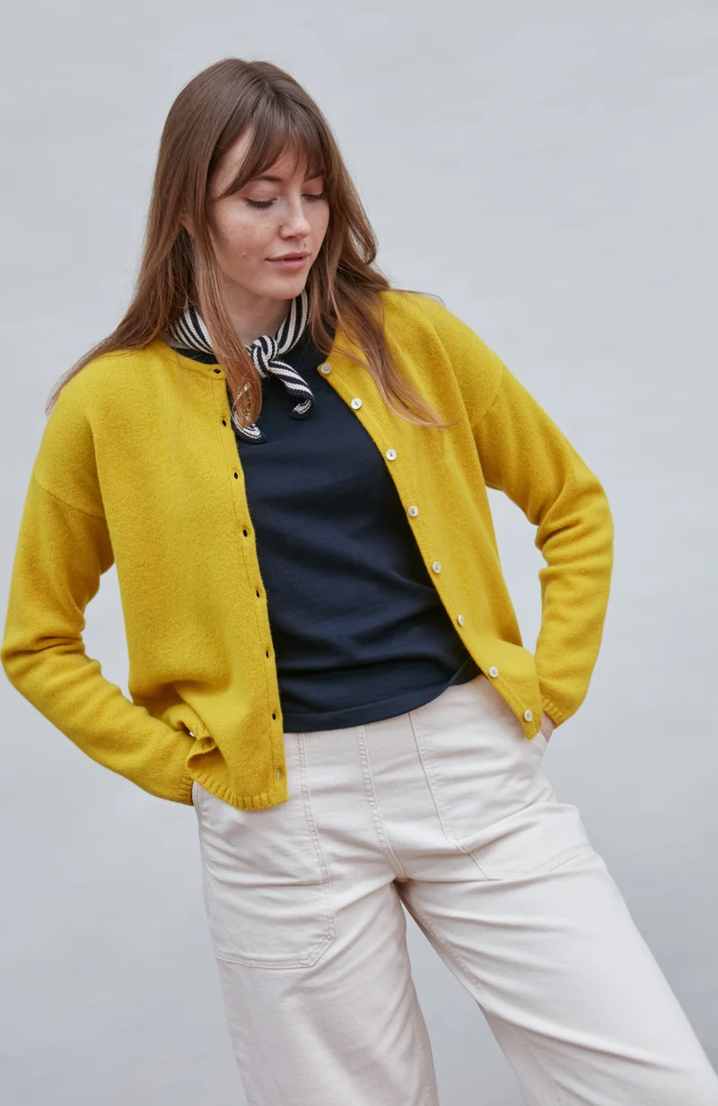 Mittelschwerer Damen-Cardigan mit Rundhalsausschnitt aus 100 % Lammwolle