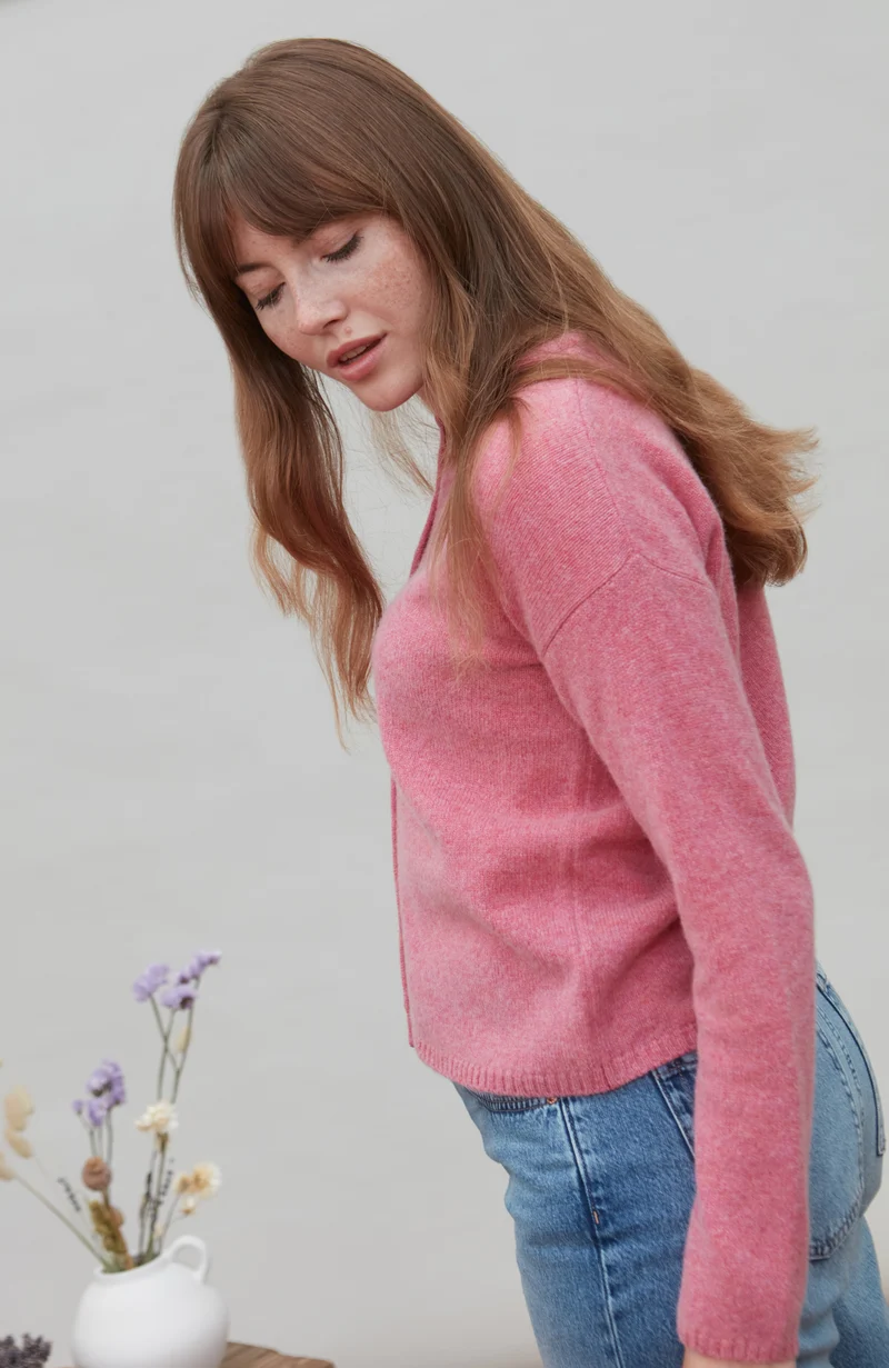 Mittelschwerer Damen-Cardigan mit Rundhalsausschnitt aus 100 % Lammwolle