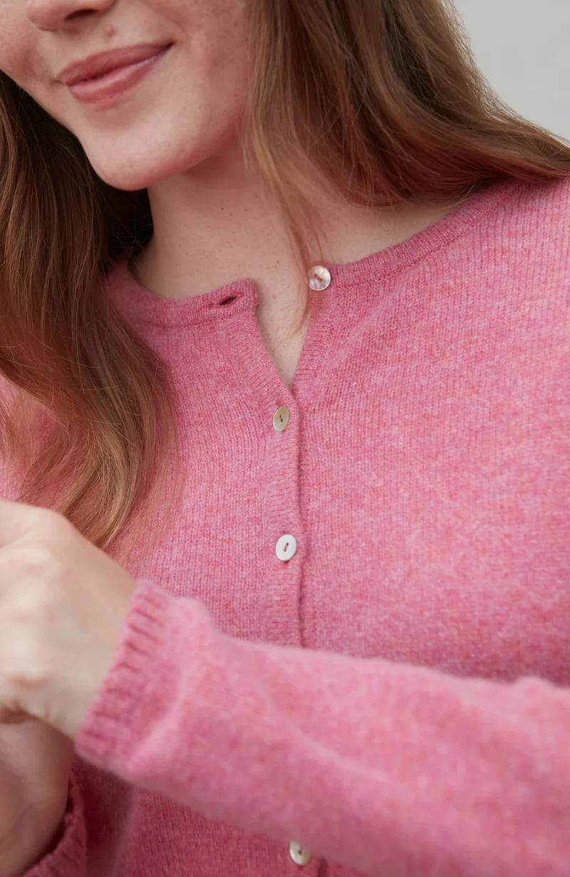 Mittelschwerer Damen-Cardigan mit Rundhalsausschnitt aus 100 % Lammwolle