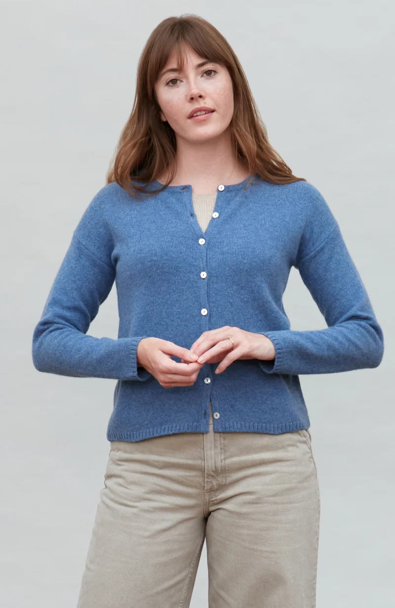 Mittelschwerer Damen-Cardigan mit Rundhalsausschnitt aus 100 % Lammwolle
