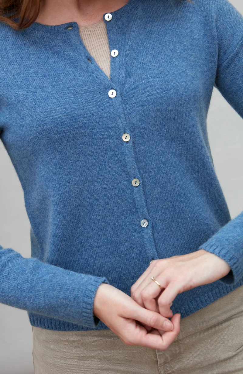 Mittelschwerer Damen-Cardigan mit Rundhalsausschnitt aus 100 % Lammwolle