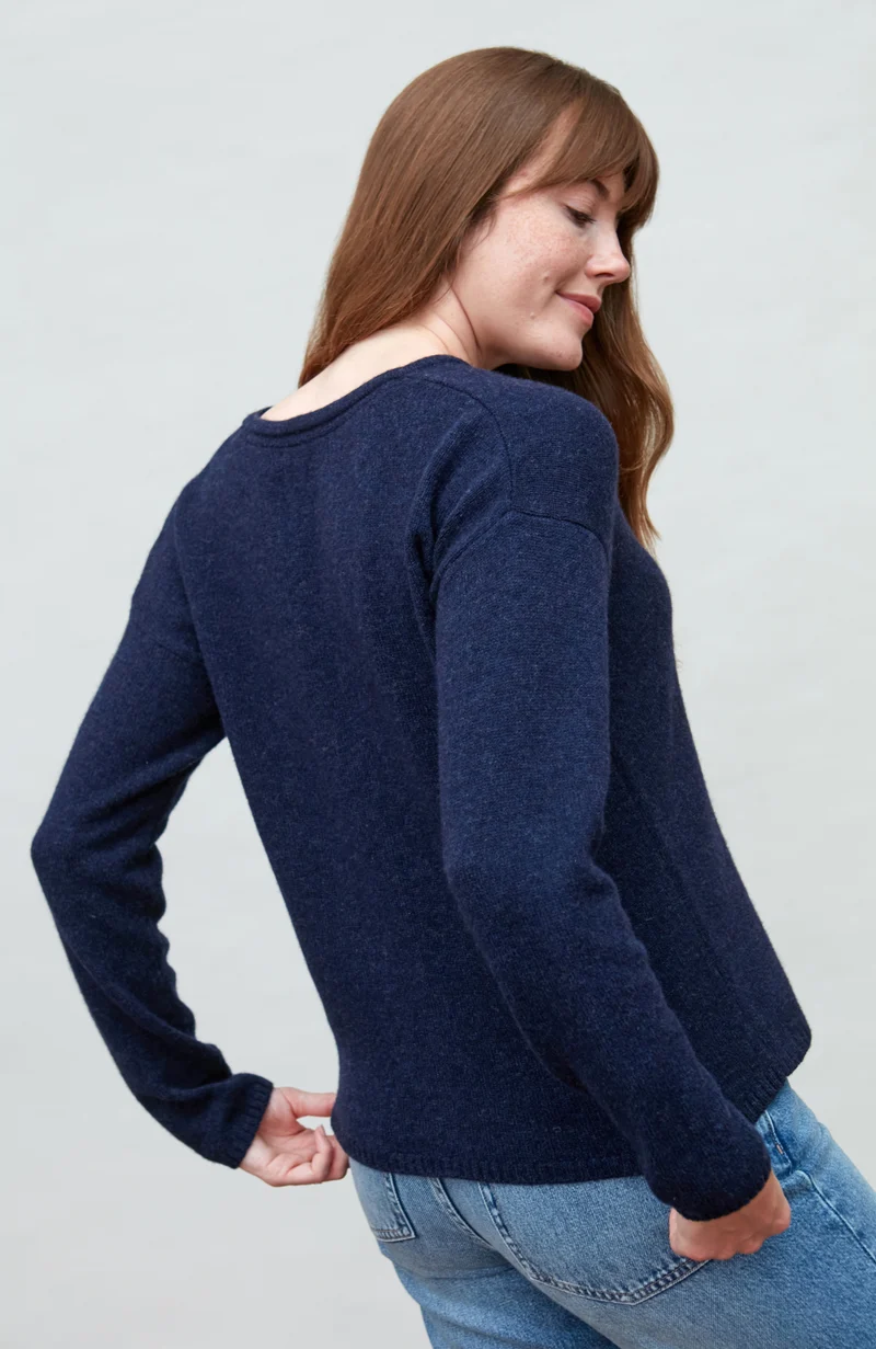 Mittelschwerer Damen-Cardigan mit Rundhalsausschnitt aus 100 % Lammwolle