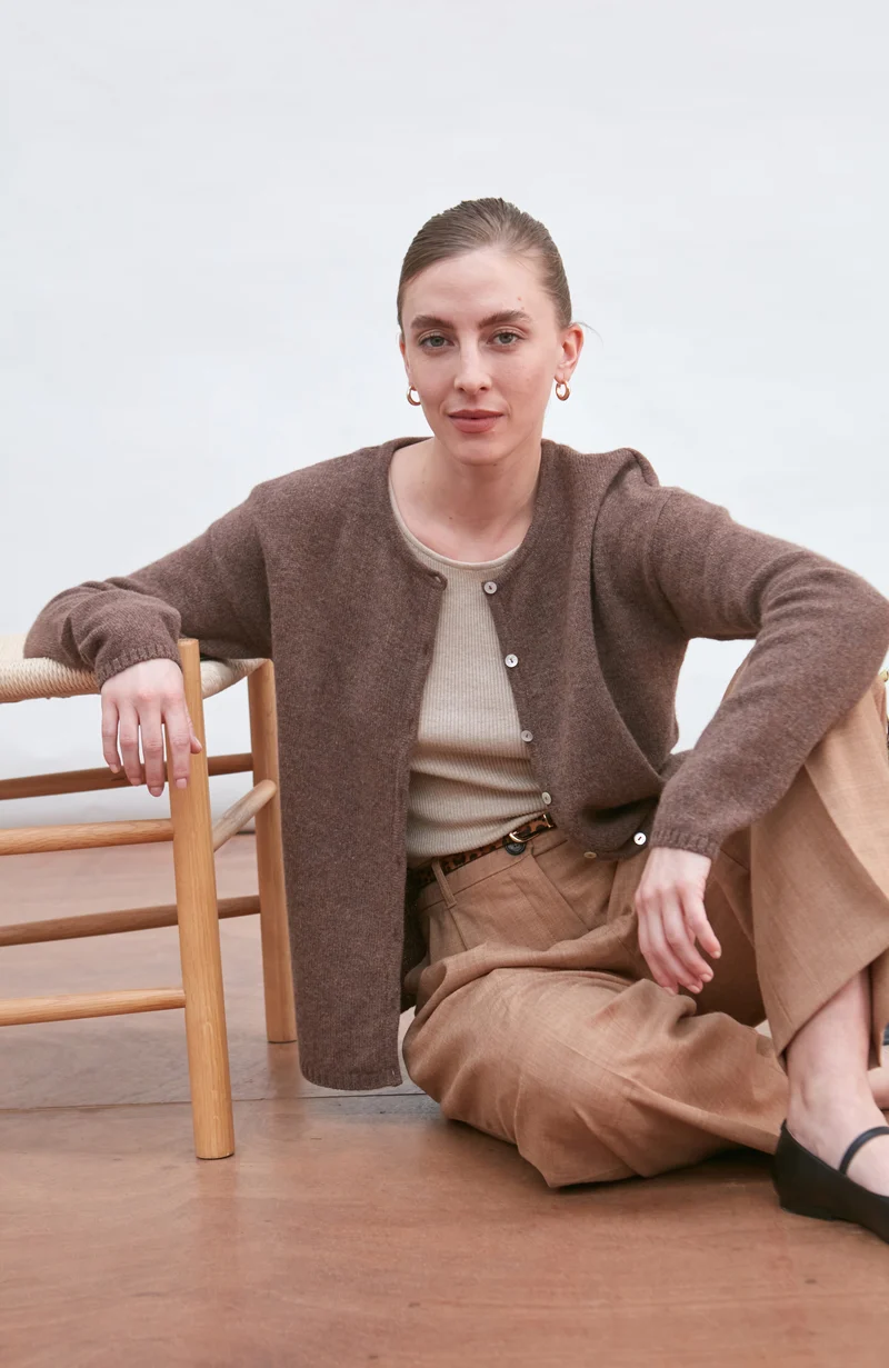 Mittelschwerer Damen-Cardigan mit Rundhalsausschnitt aus 100 % Lammwolle