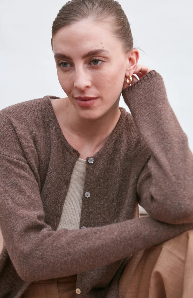 Mittelschwerer Damen-Cardigan mit Rundhalsausschnitt aus 100 % Lammwolle