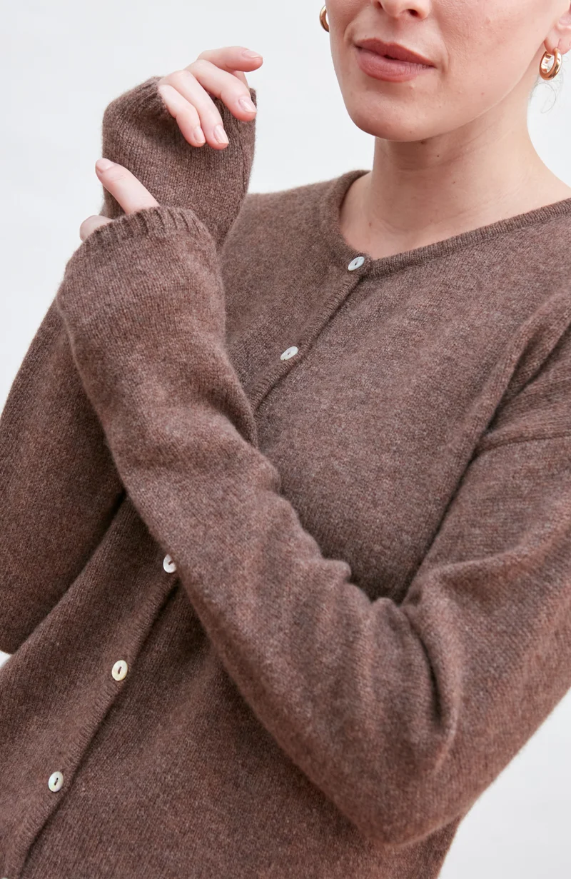 Mittelschwerer Damen-Cardigan mit Rundhalsausschnitt aus 100 % Lammwolle