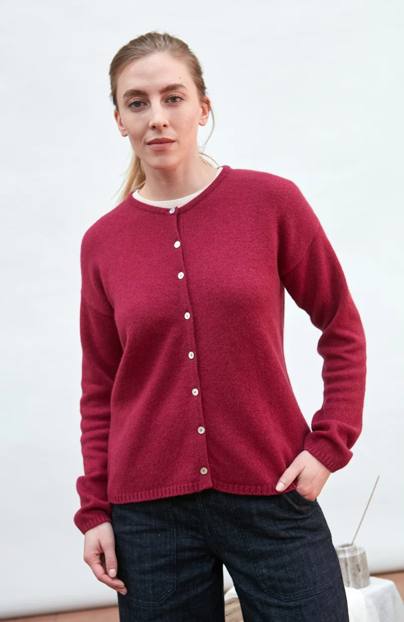 Mittelschwerer Damen-Cardigan mit Rundhalsausschnitt aus 100 % Lammwolle