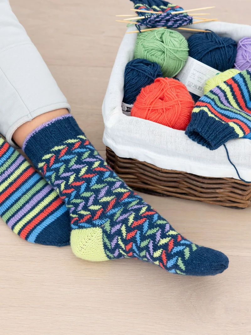 Anleitung Bunte Zick-Zack-Socken