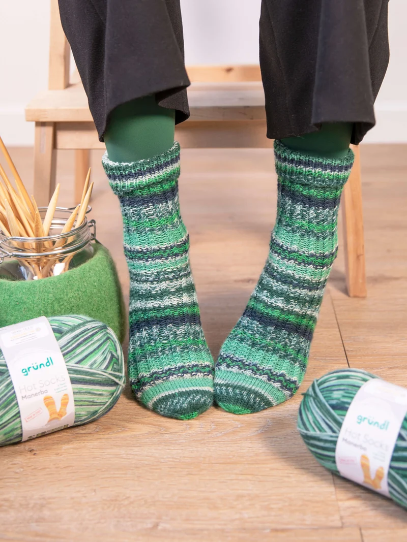 Anleitung Aktion Grüne Socke 2023: Frauenpower-Socken mit kleinen Zöpfchen