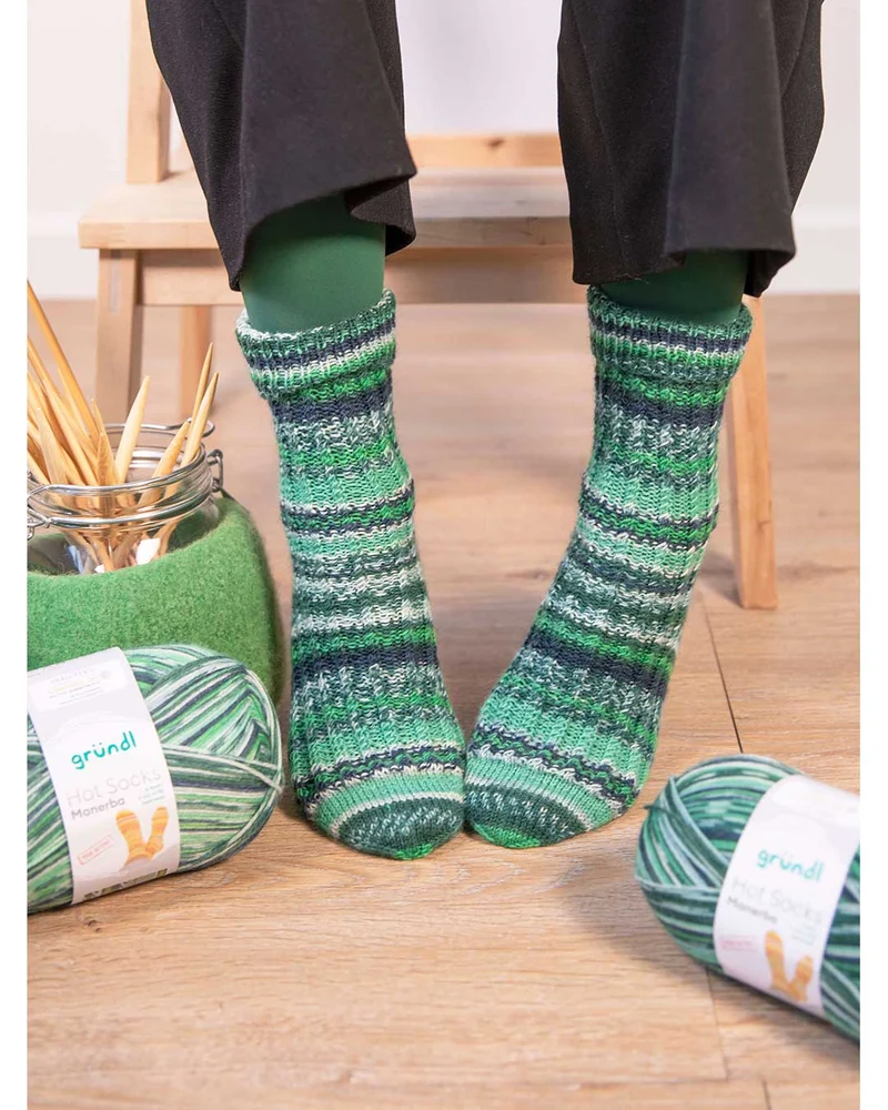 Anleitung Aktion Grüne Socke 2023: Frauenpower-Socken mit kleinen Zöpfchen