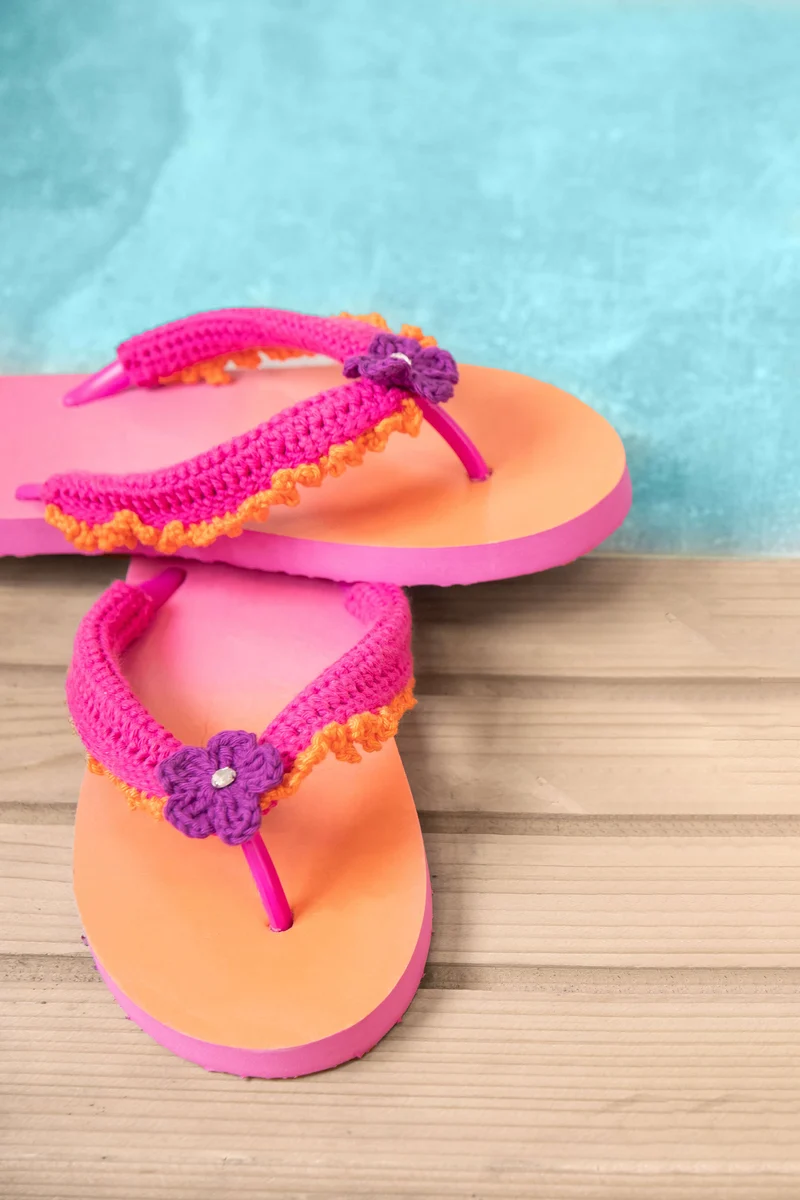Anleitung Flip-Flops mit Blume und Glitzerstein