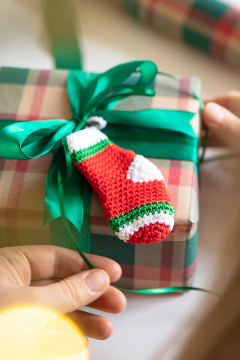 Anleitung Weihnachtlicher Geschenkanhänger Socke aus Cotton Quick uni