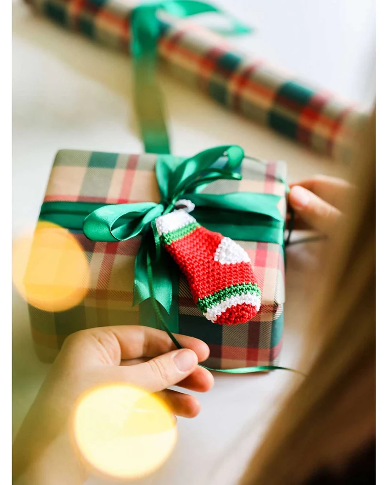 Anleitung Weihnachtlicher Geschenkanhänger Socke aus Cotton Quick uni