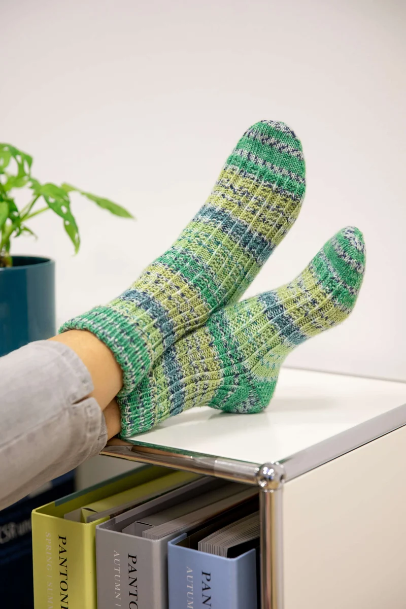 Anleitung Aktion Grüne Socke: Frauenpower-Socken mit Reliefmuster