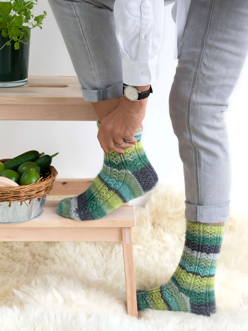Anleitung Damensocken mit Zopf-Lochmuster