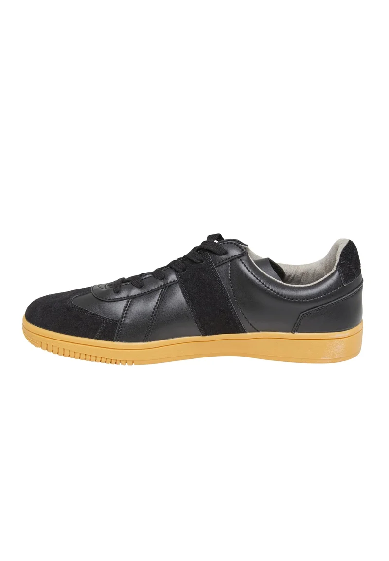 BW Sneakers
