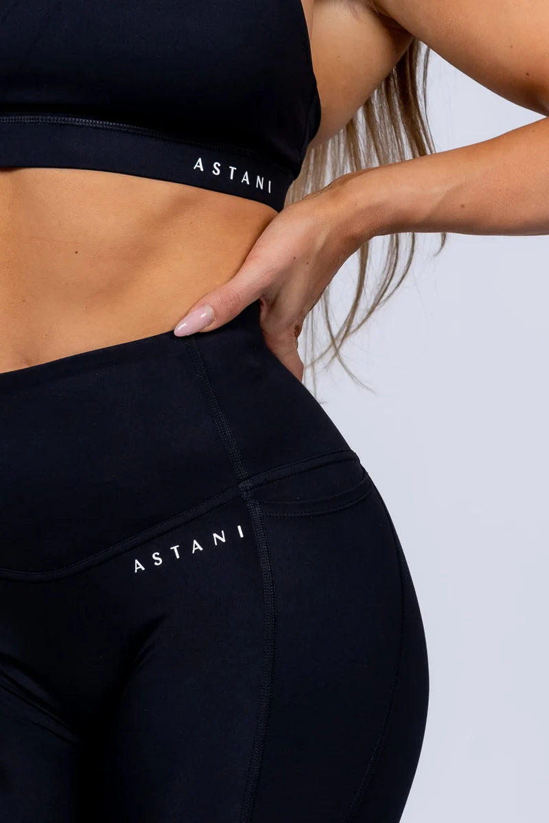 A ESSENCE Top - Black