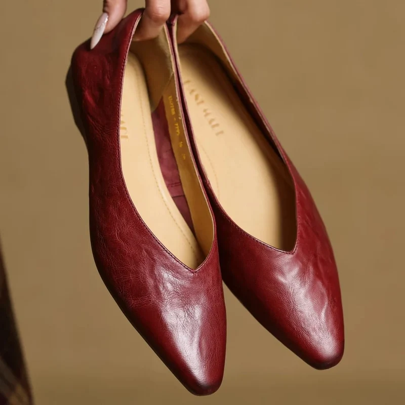 Elegante Damen-Ballerinas aus Lammfell mit spitzer Zehenpartie und 2 cm hohem Kitten-Heel für optimalen Tragekomfort