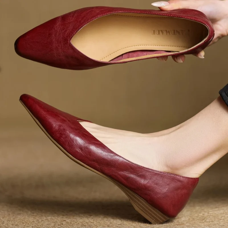 Elegante Damen-Ballerinas aus Lammfell mit spitzer Zehenpartie und 2 cm hohem Kitten-Heel für optimalen Tragekomfort